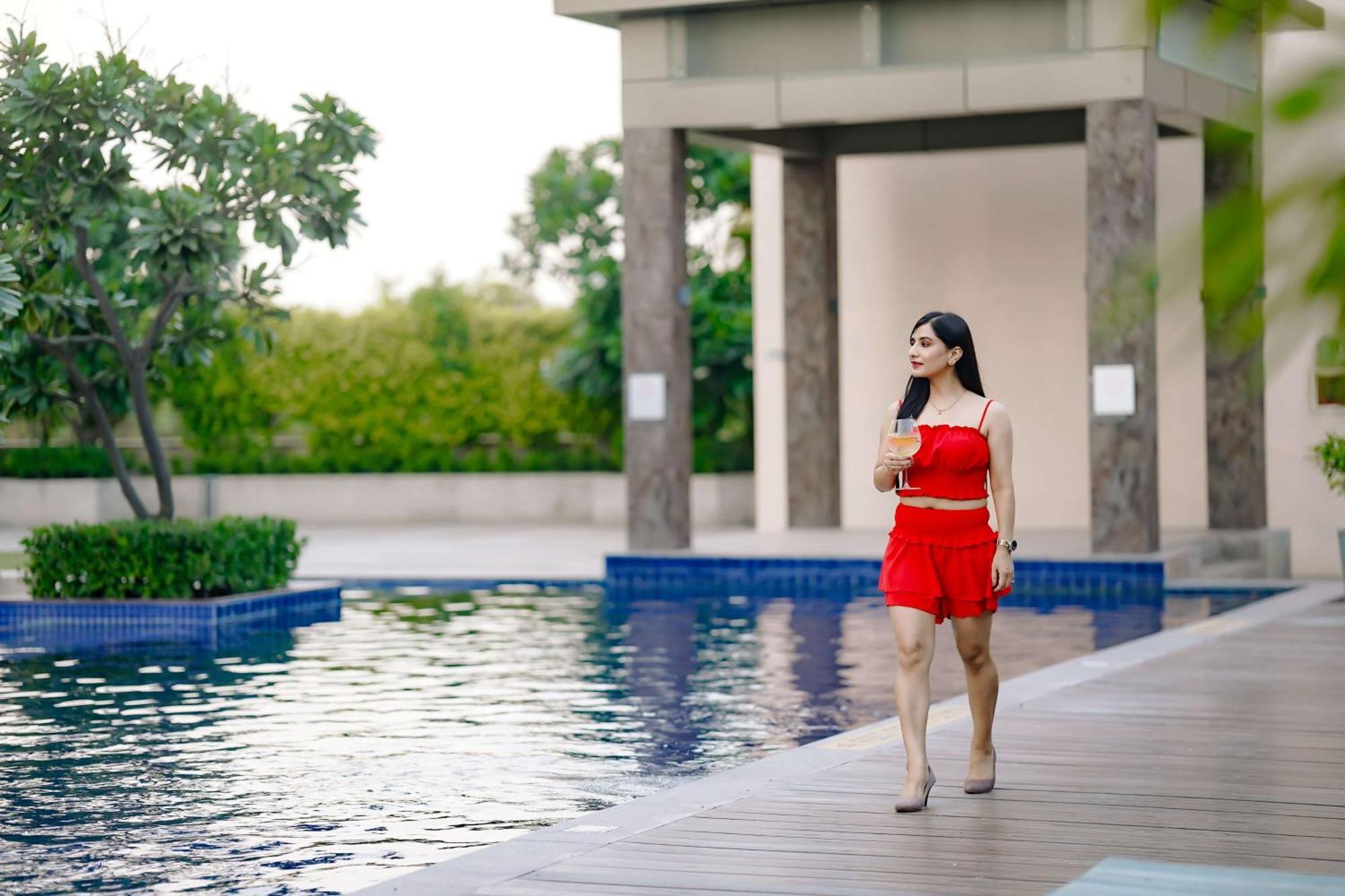 Radisson Blu Hotel Amritsar Extérieur photo A woman walking by a pool