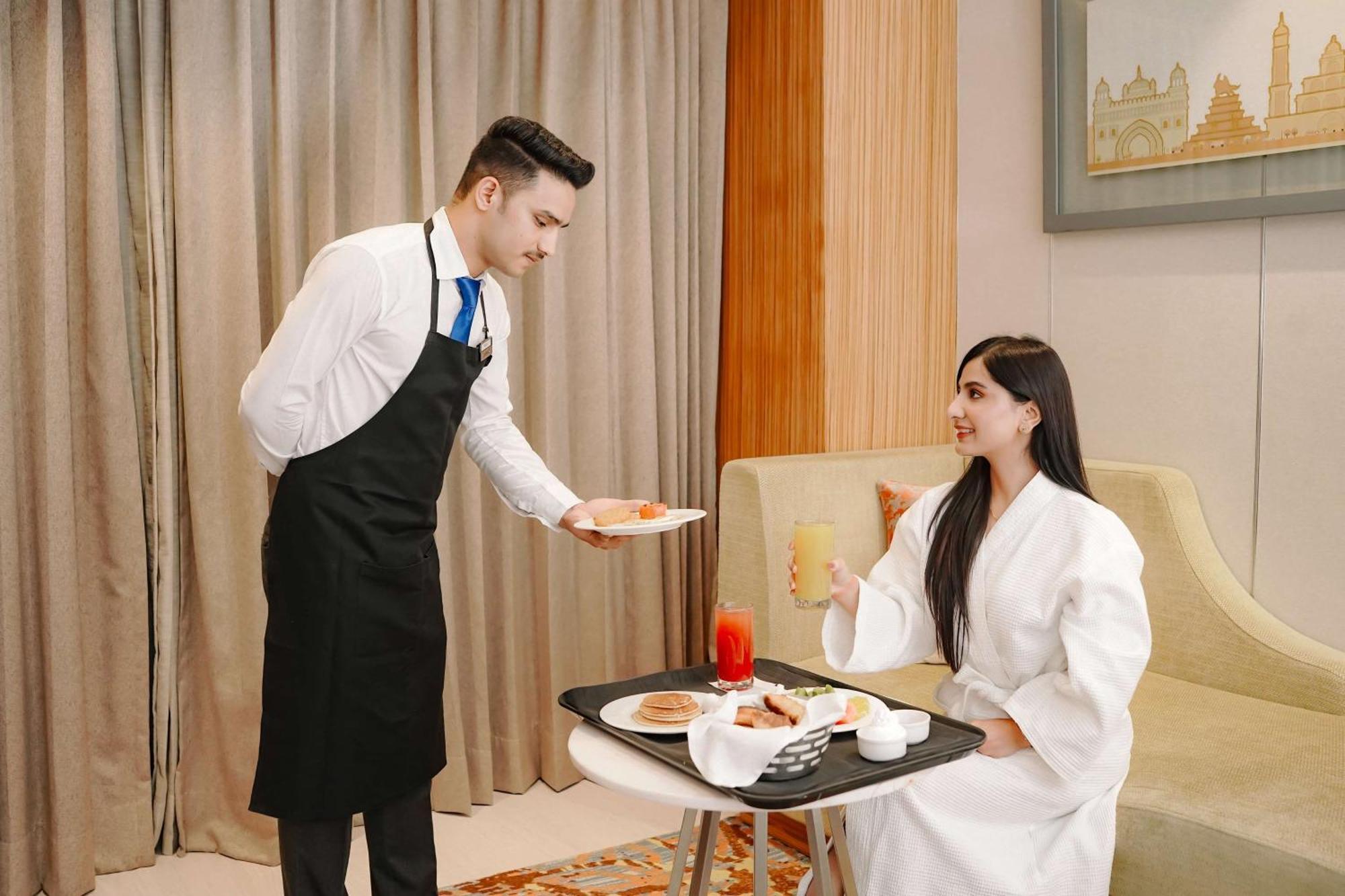 Radisson Blu Hotel Amritsar Extérieur photo Room service