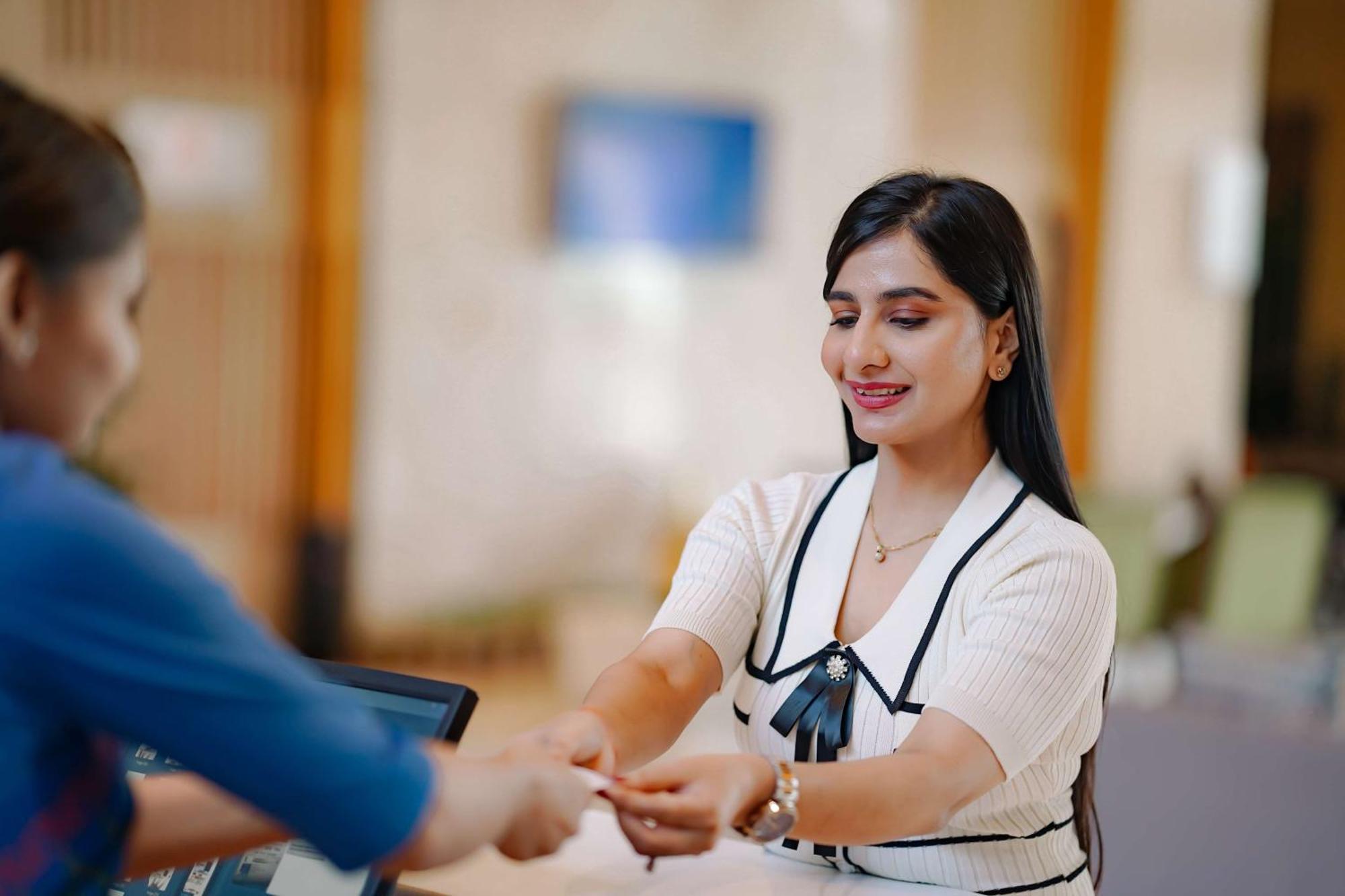 Radisson Blu Hotel Amritsar Extérieur photo A hotel receptionist