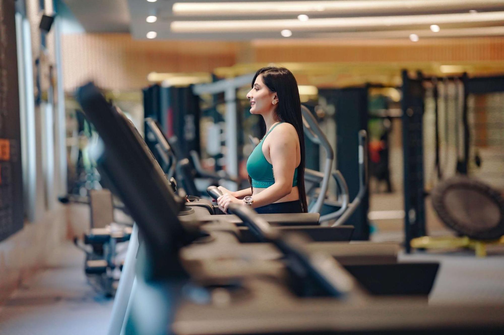 Radisson Blu Hotel Amritsar Extérieur photo A woman on a treadmill