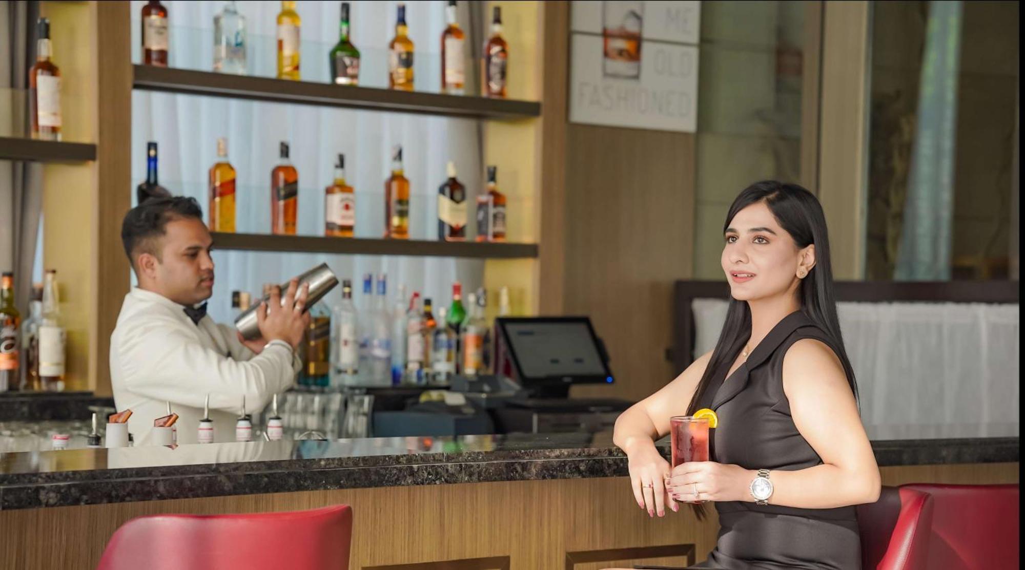 Radisson Blu Hotel Amritsar Extérieur photo A woman at a bar