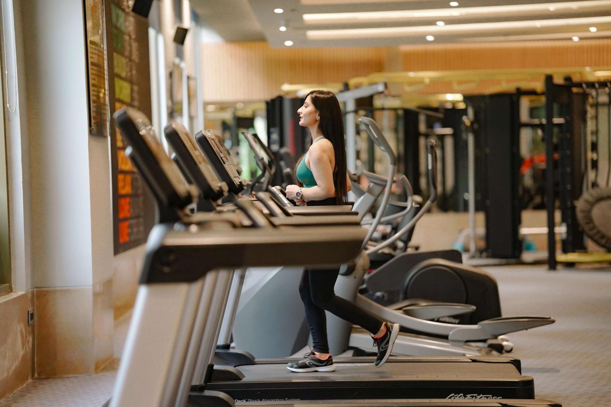 Radisson Blu Hotel Amritsar Extérieur photo A woman on a treadmill