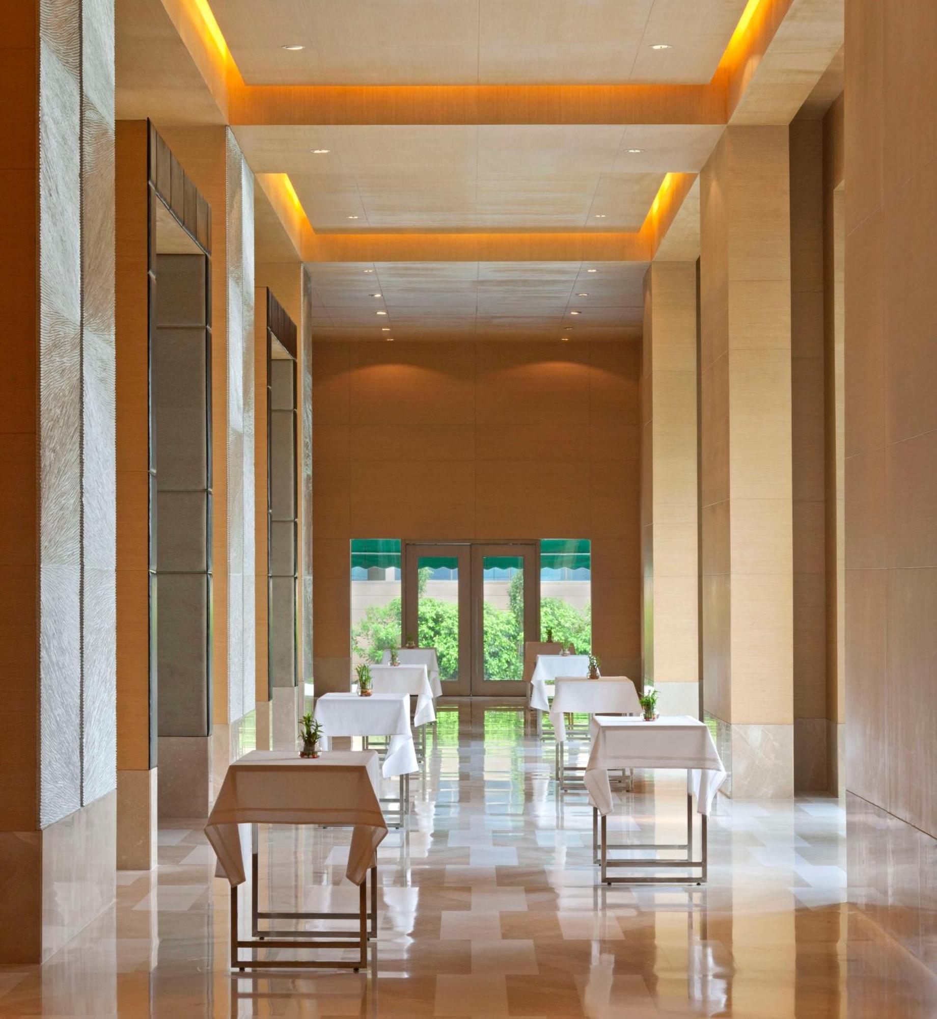 Radisson Blu Hotel Amritsar Intérieur photo The restaurant at the hotel